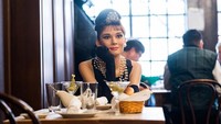 Bahkan ada aktris Audrey Hepburn yang telah meninggal dunia di usia 63 tahun. Dia seolah hidup kembali di restoran ini. (Getty Images/Noam Galai)