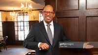 Tak ketinggalan, si peramal cuaca NBC, Al Roker mengarahkan tamu untuk menuju lantai dua. Dia mengenakan jas rapi dengan kaca mata berwarna merah. (Getty Images/Noam Galai)