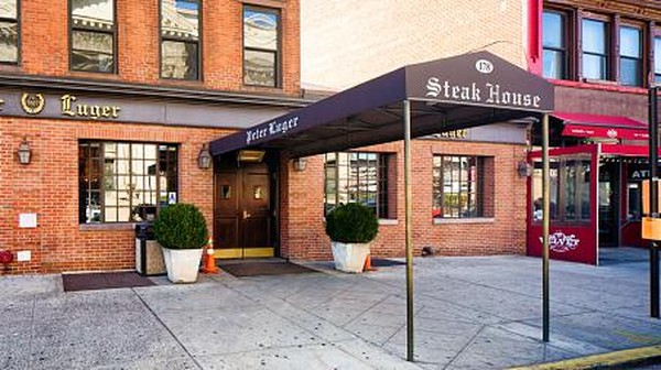 Terapkan social distancing, restoran steak ikonik di New York, Peter Luger membatasi kapasitas pengunjung hingga 30 persen. (Getty Images/Noam Galai) Terapkan social distancing, restoran steak ikonik di New York, Peter Luger membatasi kapasitas pengunjung hingga 30 persen. (Getty Images/Noam Galai)
