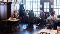 Patung-patung tersebut merupakan upaya restoran Peter Luger bertahan di tengah pandemi. Setelah ini, mereka akan dikembalikan lagi ke Museum Madame Tussauds di Midtown Manhattan  (Getty Images/Noam Galai)