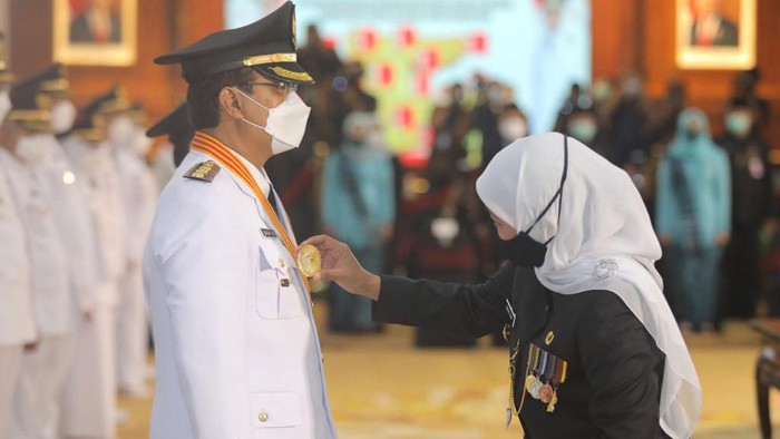 pelantikan kepala daerah bupati wali kota jawa timur di gedung grahadi