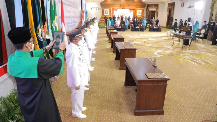 pelantikan kepala daerah bupati wali kota jawa timur di gedung grahadi