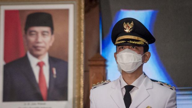 Wali Kota Solo Gibran Rakabuming Raka (kanan) dan Wakil Wali Kota Teguh Prakosa (kiri) saat menghadiri upacara pengambilan sumpah jabatan dan pelantikan Wali Kota dan Wakil Wali Kota Solo di kantor DPRD Kota Solo, Jawa Tengah, Jumat (26/2/2021). Gibran Rakabuming Raka-Teguh Prakosa dilantik sebagai Wali Kota dan Wakil Wali Kota Solo secara virtual oleh Gubernur Jateng Ganjar Pranowo bersama 16 kepala daerah lainnya di Jawa Tengah. ANTARA FOTO/Mohammad Ayudha/rwa.