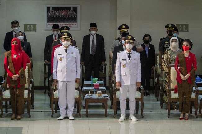 Selvi Ananda (paling kanan) memadukan kebaya merah menyala berbahan lace dengan kain dan selendang batik cokelat khas Solo. Ia juga tampil tradisional dengan sanggul Jawa klasik. Tampak pula kalung bling bling melingkar di lehernya sebagai pelengkap penampilan. Foto: ANTARA FOTO/MOHAMMAD AYUDHA