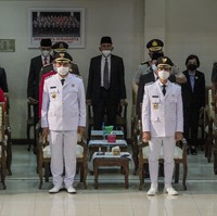 Selvi Ananda (paling kanan) memadukan kebaya merah menyala berbahan lace dengan kain dan selendang batik cokelat khas Solo. Ia juga tampil tradisional dengan sanggul Jawa klasik. Tampak pula kalung bling bling melingkar di lehernya sebagai pelengkap penampilan. Foto: ANTARA FOTO/MOHAMMAD AYUDHA
