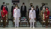 Wali Kota Solo Gibran Rakabuming Raka (kedua kanan) beserta istri Selvi Ananda (kanan) dan Wakil Wali Kota Teguh Prakosa (kedua kiri) beserta istri Sherly Yusnita (kiri) saat upacara pengambilan sumpah jabatan dan pelantikan Wali Kota dan Wakil Wali Kota Solo di kantor DPRD Kota Solo, Jawa Tengah, Jumat (26/2/2021).