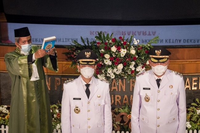 Baik Gibran maupun Bobby hadir di pelantikan mengenakan seragam wali kota berupa setelan jas dan celana putih. Foto: ANTARA FOTO/MOHAMMAD AYUDHA
