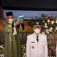 Baik Gibran maupun Bobby hadir di pelantikan mengenakan seragam wali kota berupa setelan jas dan celana putih. Foto: ANTARA FOTO/MOHAMMAD AYUDHA