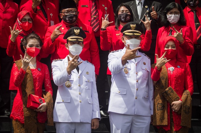 Gibran Rakabuming Raka resmi dilantik menjadi Wali Kota Solo, bertempat di Gedung DPRD Solo, Jumat (26/2/2021). Tampak Selvi Ananda (paling kiri) mendampingi Gibran dengan kebaya model kutu baru berwarna merah terang. Foto: ANTARA FOTO/MOHAMMAD AYUDHA