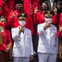 Gibran Rakabuming Raka resmi dilantik menjadi Wali Kota Solo, bertempat di Gedung DPRD Solo, Jumat (26/2/2021). Tampak Selvi Ananda (paling kiri) mendampingi Gibran dengan kebaya model kutu baru berwarna merah terang. Foto: ANTARA FOTO/MOHAMMAD AYUDHA