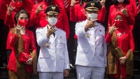 Wali Kota Solo Gibran Rakabuming Raka (kedua kiri) beserta istri Selvi Ananda (kiri) dan Wakil Wali Kota Teguh Prakosa (kedua kanan) beserta istri Sherly Yusnita (kanan) berfoto bersama usai upacara pengambilan sumpah jabatan dan pelantikan Wali Kota dan Wakil Wali Kota Solo di kantor DPRD Kota Solo, Jawa Tengah, Jumat (26/2/2021).