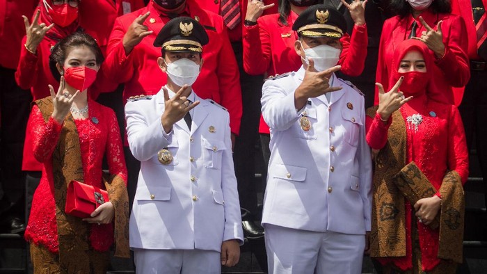 Wali Kota Solo Gibran Rakabuming Raka (kanan) dan Wakil Wali Kota Teguh Prakosa (kiri) saat menghadiri upacara pengambilan sumpah jabatan dan pelantikan Wali Kota dan Wakil Wali Kota Solo di kantor DPRD Kota Solo, Jawa Tengah, Jumat (26/2/2021). Gibran Rakabuming Raka-Teguh Prakosa dilantik sebagai Wali Kota dan Wakil Wali Kota Solo secara virtual oleh Gubernur Jateng Ganjar Pranowo bersama 16 kepala daerah lainnya di Jawa Tengah. ANTARA FOTO/Mohammad Ayudha/rwa.