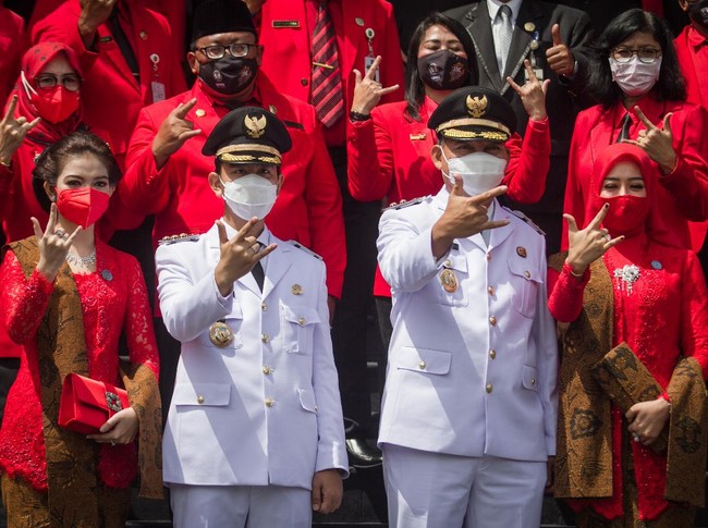 Selvi Ananda mengandalkan kebaya merah mencolok yang menjadi seragamnya bersama istri Wakil Wali Kota Solo Teguh Prakosa, Serlly Yusnita. (Foto: ANTARA FOTO/MOHAMMAD AYUDHA)