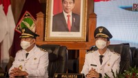 Gibran Rakabuming Raka-Teguh Prakosa dilantik sebagai Wali Kota dan Wakil Wali Kota Solo secara virtual oleh Gubernur Jateng Ganjar Pranowo bersama 16 kepala daerah lainnya di Jawa Tengah. 