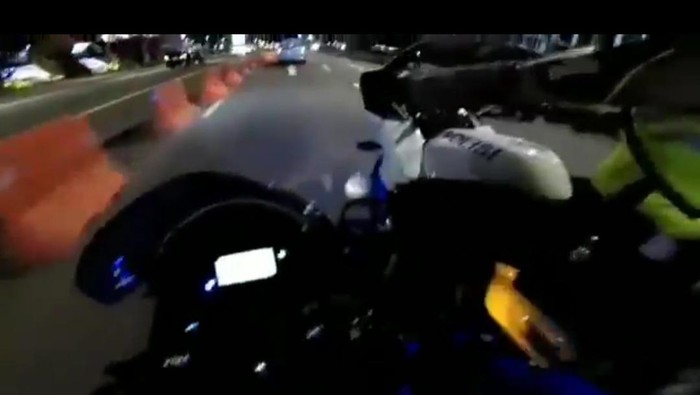 Pemotor kebut-kebutan di Semanggi ditangkap polisi. Foto merupakan tangkapan layar dari video viral yang diposting akun Twitter Gie Wahyudi. https://twitter.com/giewahyudi/status/1364872962449444867?s=09