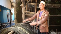 Di tengah modernisasi, ternyata masih ada pengrajin bilik bambu yang masih bertahan. Herman Kosasih, warga Desa Sukawening, Ciwidey, Bandung, Jawa Barat memilih tetap memproduksi bilik bambu tradisional.