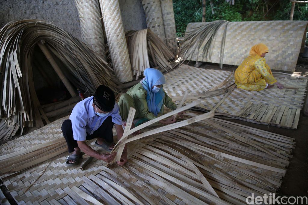 Di tengah modernisasi, ternyata masih ada perajin bilik bambu yang masih bertahan. Salah satunya Herman Kosasih, warga Desa Sukawening, Ciwidey, Bandung, Jawa Barat.