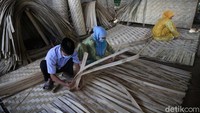 Herman memberdayakan masyarakat di sekitar rumahnya untuk mengerjakan anyaman bambu.