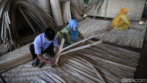 Di tengah modernisasi, ternyata masih ada perajin bilik bambu yang masih bertahan. Salah satunya Herman Kosasih, warga Desa Sukawening, Ciwidey, Bandung, Jawa Barat.