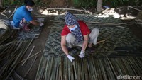 Herman dan para pekerjanya mampu memproduksi ribuan lembar bambu setiap bulannya.