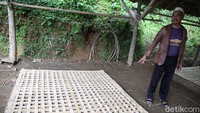 Ia mengungkapkan bilik bambu masih diminati karena memberikan keunikan tersendiri pada bangunan yang menggunakannya. Bangunan dari bilik bambu terlihat teduh dan alami. Selain itu, motif-motif pada bilik bambu membuat tampilan bangunan semakin cantik.