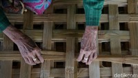 Ia menyebut bilik bambu terbilang kokoh dan umur pakainya panjang. Herman memperkirakan bilik bambu masih bagus untuk digunakan sebagai tembok rumah lebih dari 20 tahun.