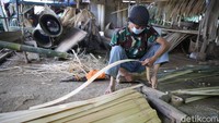 Bilik bambu buatan Herman biasa dikirim ke material-material di daerah Karawang, Bekasi, Tangerang. Dalam sebulan Herman bisa memproduksi 600 lembar bilik bambu. 