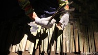 Perajin membuat bilik bambu di Desa Sukawening, Ciwidey, Bandung, Jawa Barat.