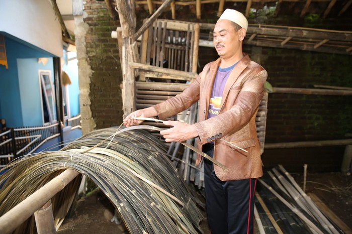 Perajin bilik bambu di Ciwidey Bandung