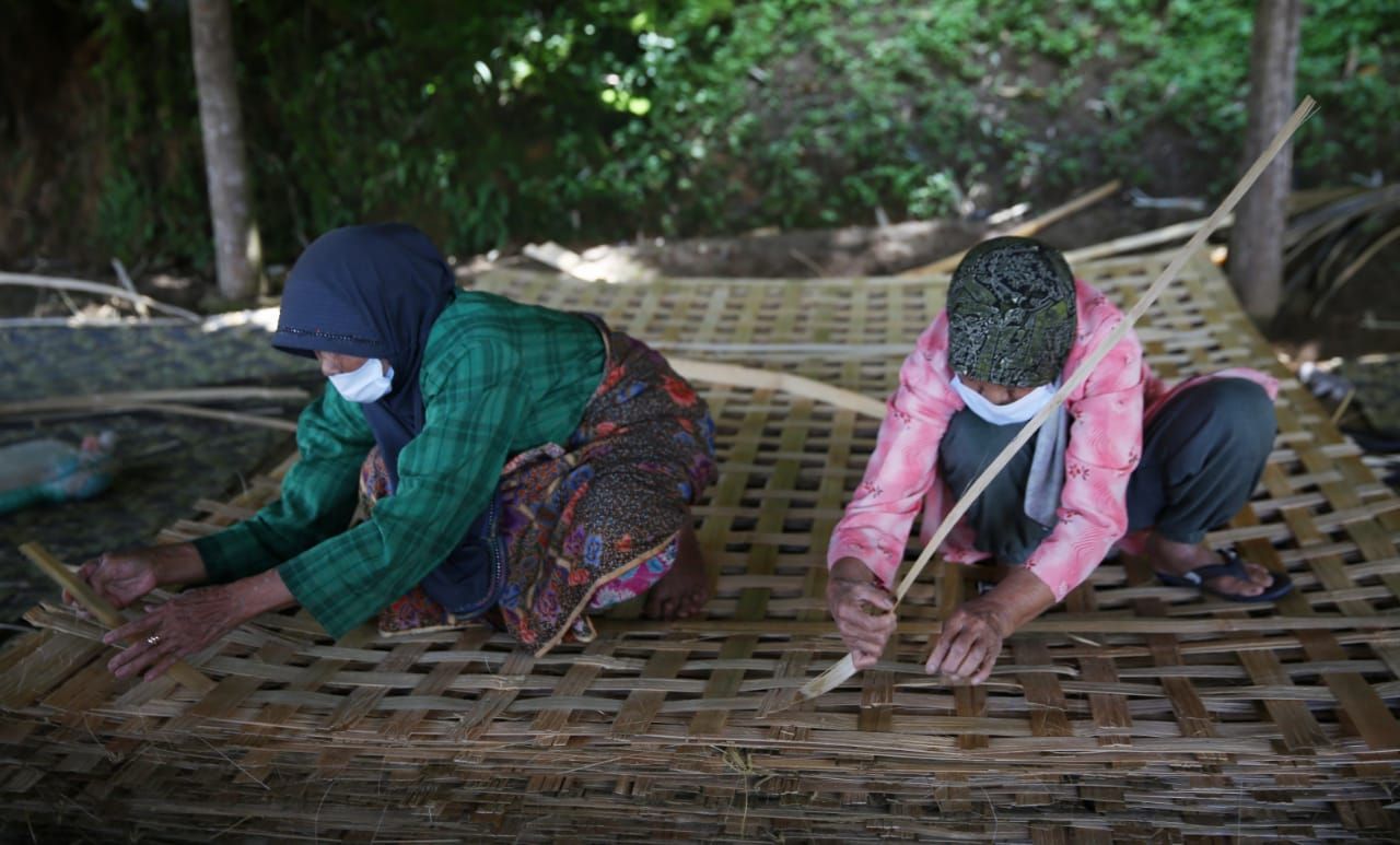 Perajin bilik bambu di Ciwidey Bandung