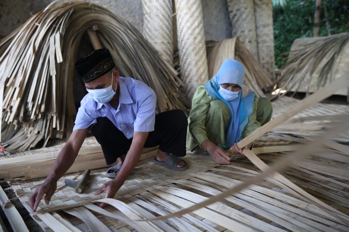 Perajin bilik bambu di Ciwidey Bandung