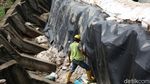 Perbaikan Tanggul Jebol di Kali Bekasi