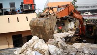 Alat berat dikerahkan dalam pengerjaan ini.