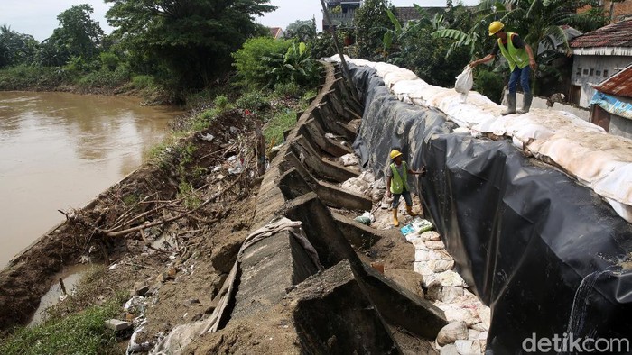 Perbaikan Tanggul Jebol di Kali Bekasi Tanggul Kali Bekasi di Jatiasih sempat jebol saat banjir beberapa hari lalu. Tanggul itu kini tengah diperbaiki.