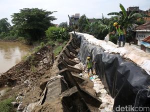 Perbaikan Tanggul Jebol di Kali Bekasi