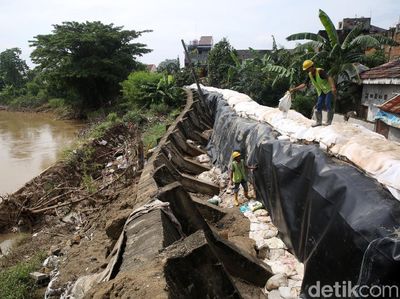 Perbaikan Tanggul Jebol di Kali Bekasi
