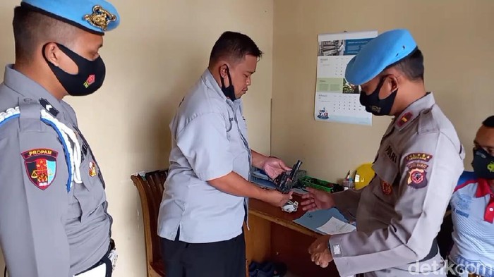 Petugas melakukan pemeriksaan terhadap kondisi senjata api yang digunakan anggota Polres Sumedang.