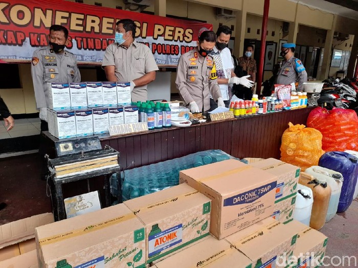 Polisi bongkar pabrik pestisida palsu di Brebes, Jumat (26/2/2021).