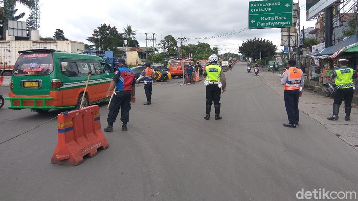 Polisi dan Dishub Bandung Barat melakukan rekayasa lalu lintas di Padalarang