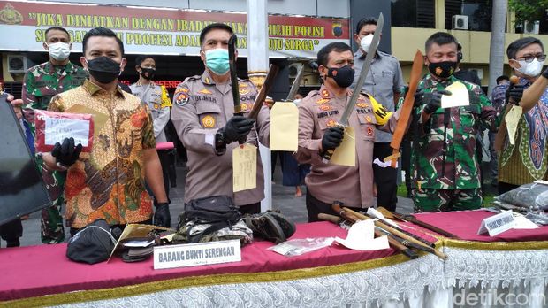Polisi jumpa pers kasus premanisme bersenjata tajam, di Polresta Solo, Jumat (26/2/2021).