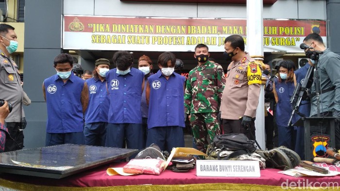 Polisi jumpa pers kasus premanisme bersenjata tajam, di Polresta Solo, Jumat (26/2/2021).