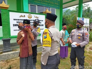 Libatkan Santri Putus COVID-19, Polisi Pacitan Bagi Masker ke Puluhan Ponpes