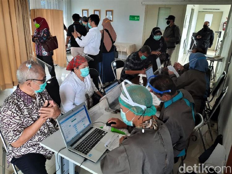 Puluhan Lansia di Bandung Disuntik Vaksin Corona