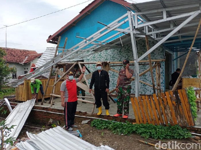 Puting beliung menerjang tiga desa di Brebes, Jumat (26/2/2021).