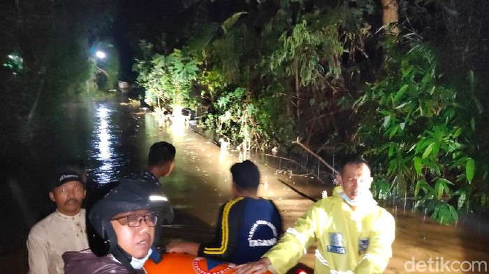 Ratusan rumah di Jalur Lingkar Selatan (JLS) Kota Probolinggo banjir setelah diterjang hujan deras selama 3 jam. Warga pun memilih mengungsi ke tempat yang lebih aman dan meninggalkan harta bendanya. Selain di wilayah Kota Probolinggo, di atas lereng Gunung Bromo juga hujan deras.