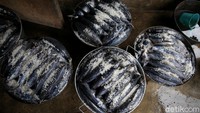 Pengolahan ikan pindang milik Yais masih terbilang tradisional dan biasanya dilakukan di belakang rumahnya. Ia dan suaminya menggunakan bambu sebagai bahan bakar untuk merebus ikan-ikan tersebut dan menggunakan pengawet alami berupa garam kasar.