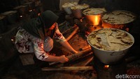 Adapun sebelum dijual, ikan yang akan dipindang harus dibersihkan dulu. Setelah dicuci, ikan ditata sesuai jenisnya masing-masing dalam sebuah wadah seperti nampan serta ditambah garam. Barulah ikan itu direbus selama 6-8 jam. Saat direbus, wadah ikan juga ditutup dengan garam kasar yang padat. Ini berfungsi sebagai pengawet alami. Yais punya hingga 20 tungku di belakang rumahnya untuk memindang ikan-ikan tersebut.