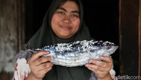 Sementara untuk modal awal untuk memindang 7 kwintal ikan per minggunya, Yais biasanya membutuhkan sekitar Rp 12 juta. Dengan asumsi tersebut, Yais bisa mengantongi untung sekitar Rp 3 juta per minggu atau Rp 12 juta per bulannya dari bisnis ikan pindang ini. Ia pun berharap bisnis ikan pindangnya semakin dikenal masyarakat dan semakin laku, bahkan ingin go internasional. detikcom bersama BRI mengadakan program Jelajah UMKM ke beberapa wilayah di Indonesia yang mengulas berbagai aspek kehidupan warga dan membaca potensi di daerah. Untuk mengetahui informasi lebih lengkap, ikuti terus beritanya di detik.com/tag/jelajahumkmbri.