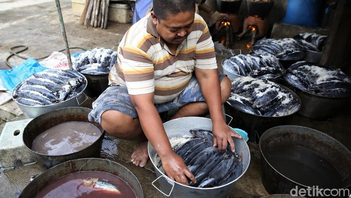Raup Untung Belasan Juta Lewat Bisnis Olahan Ikan Pindang Bisnis olahan ikan pindang bisa jadi pilihan usaha yang menjanjikan. Seperti UMKM di Kabupaten Bandung ini yang raup cuan hingga belasan juta lewat bisnis itu.