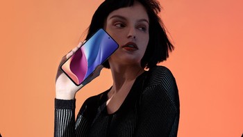 Redmi K40 mengusung layar 6,67 inch E4 AMOLED True Tone dengan refresh rate 120 Hz dan touch sampling rate 260Hz. Layarnya terlindungi Gorilla Glass 5. Foto: doc Xiaomi